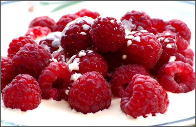 http://i277.photobucket.com/albums/kk41/LzzieIzzie/okeydokey/raspberriesandcream.jpg