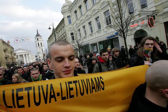 (Neo)nacisti marširaju Severnim Jerusalimom