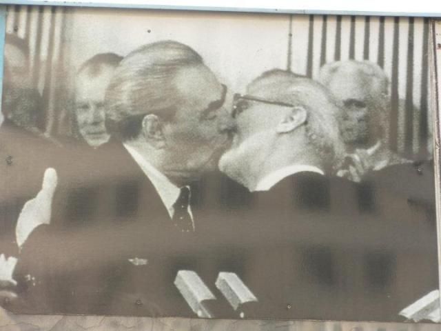 leonid brezhnev photo: l?deres comunistas  Erich Honecker (Alemanha Oriental) e Leonid Brezhnev (antiga Uni?o Sovi?tica). 316672_2475001995376_1262245423_32953064_1117526488_n.jpg